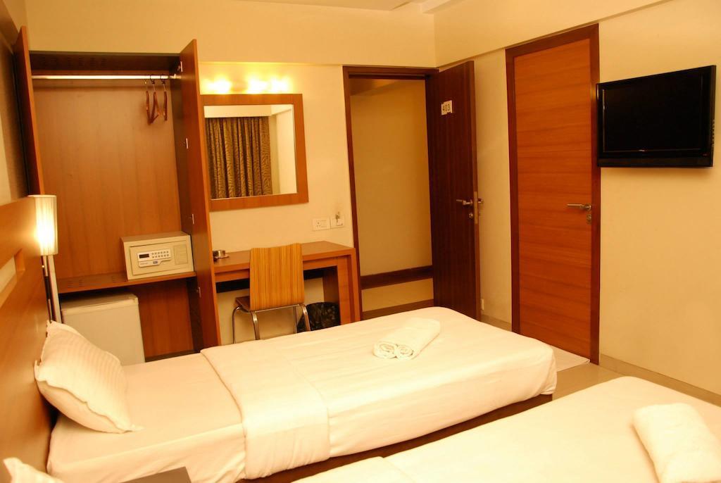 Hotel Tanish Residency Navi Mumbai Room photo